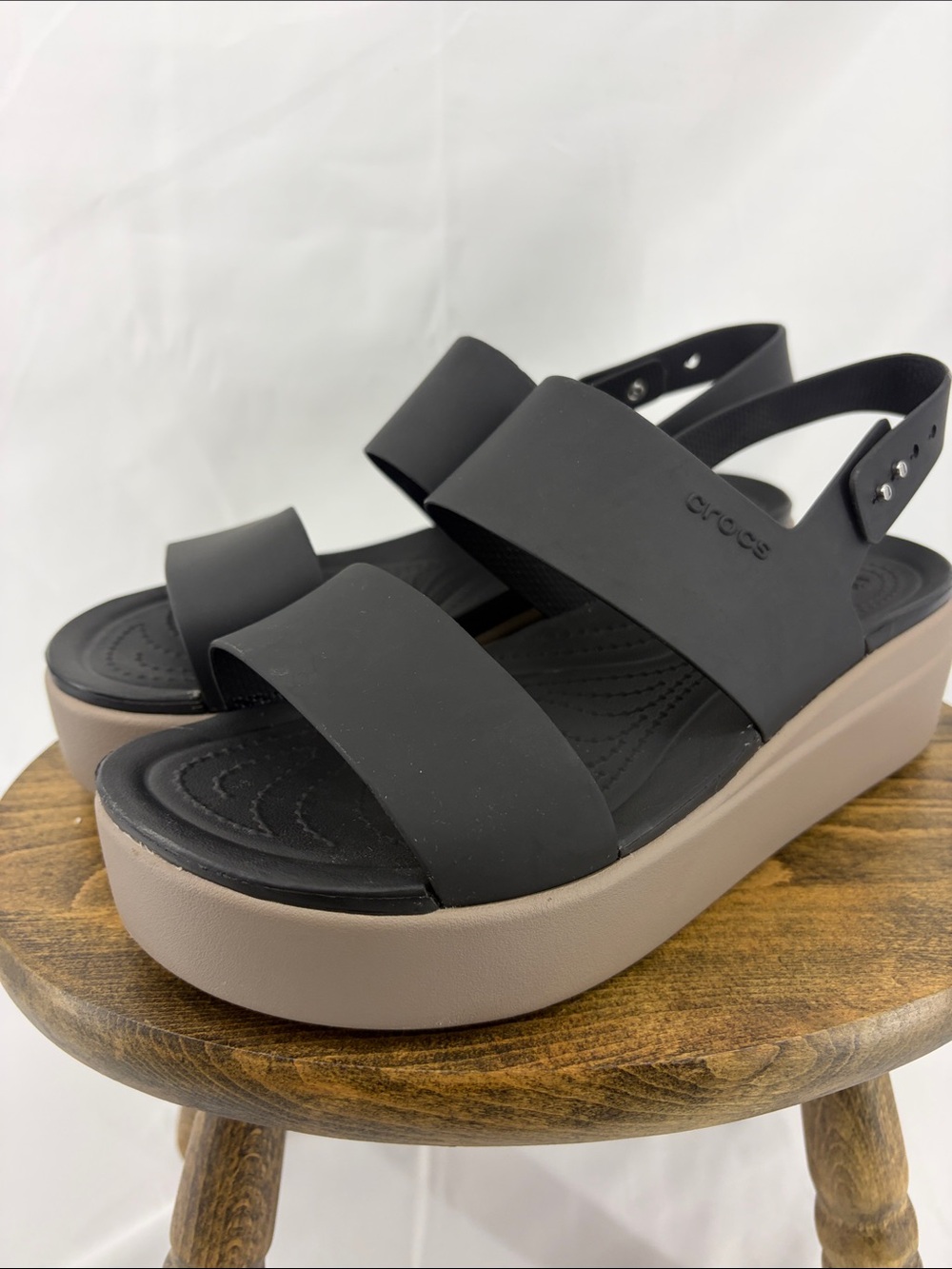 Crocs Womens Brooklyn Low Wedge two-Strap Sandal, Black w/ Tan, sz 9